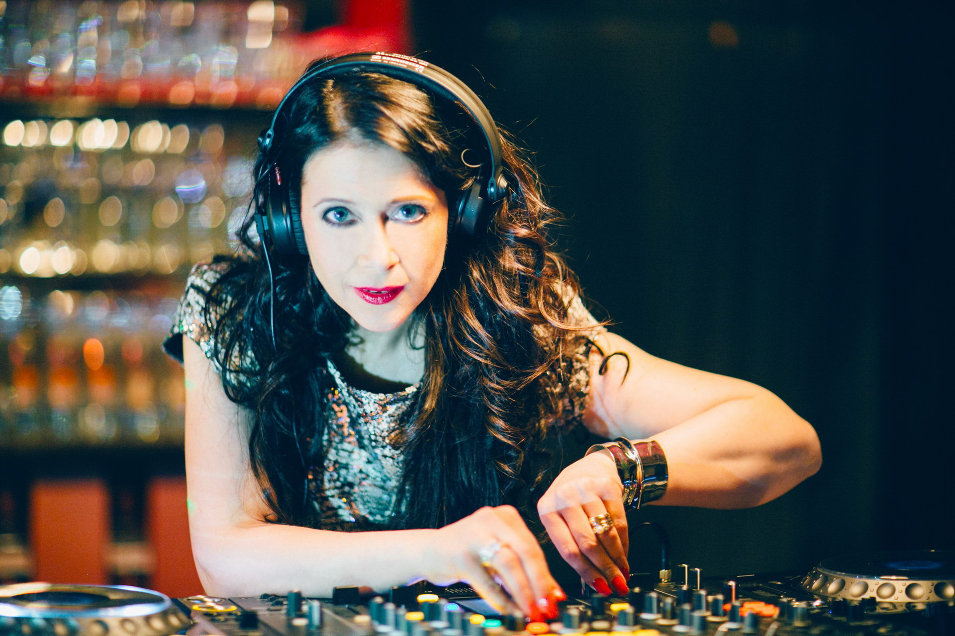 Bild: DJANE & SÄNGERIN