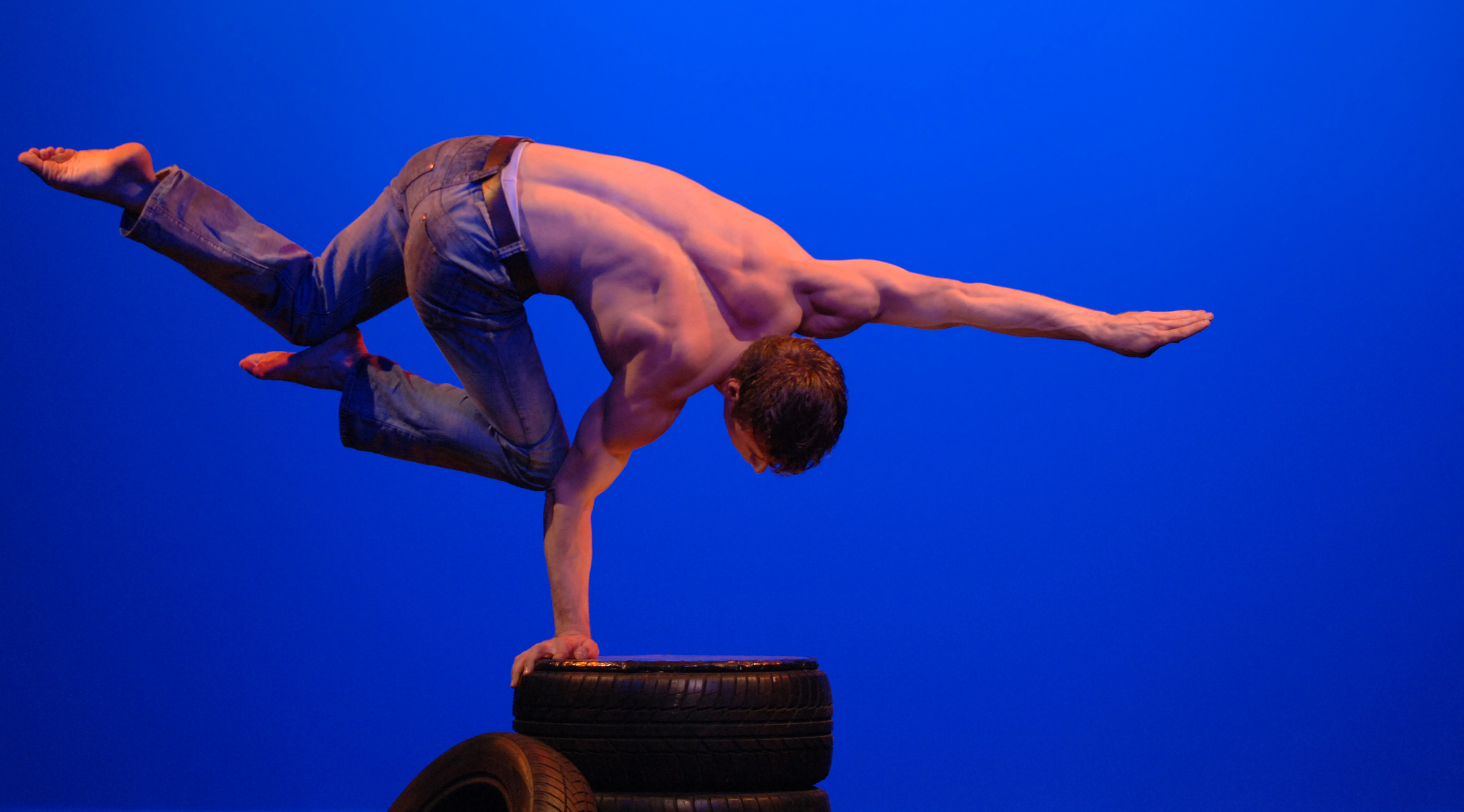 AUTOREIFEN KRAFTAKROBATIK